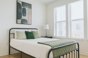 Iron/ironing board, WiFi, bed sheets - Queen 1BR Worker Ready · Pool & Gym + Washer/Dryer (Sherman)