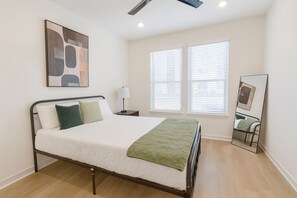 Iron/ironing board, WiFi, bed sheets - Modern 1BR WorkerFriendly Home w/ Gym | A+Location (Sherman)