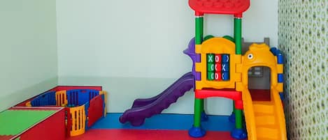Área de juegos infantiles bajo techo