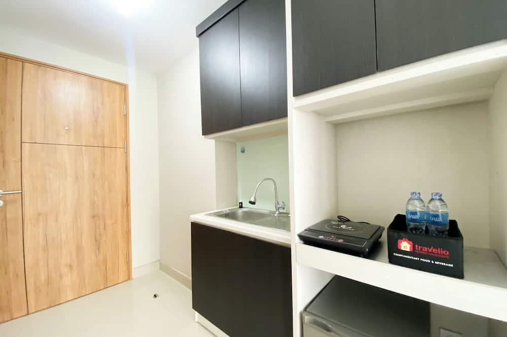Homey Studio At Lrt City Jatibening Apartment