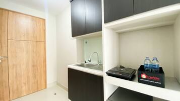 Standard Studio, 1 Bedroom | Private kitchen