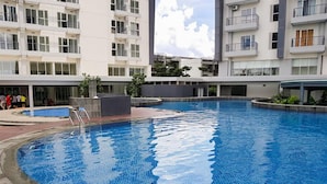 Outdoor pool - Best Homey And Modern 1Br At Casa De Parco Apartment (Pagedangan)