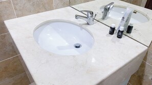 Standard-Apartment, 2 Schlafzimmer | Badezimmer