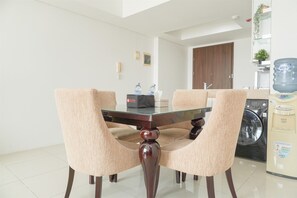 Standard-Apartment, 2 Schlafzimmer | Esszimmer