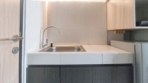 Private kitchen - Modern Look Studio The Alton Apartment (Semarang)
