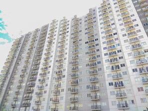 Exterior - Modern And Cozy Studio Park View Condominium Apartment (Depok)