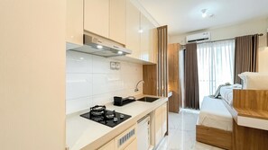 Standard Studio, 1 Bedroom | Private kitchen - Studio At Sky House Bsd Apartment (Pagedangan)