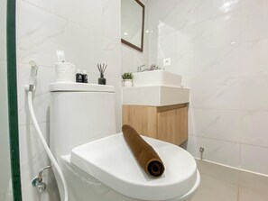 Bathroom - Nice Look Studio At Daan Mogot City Apartment (Jakarta)
