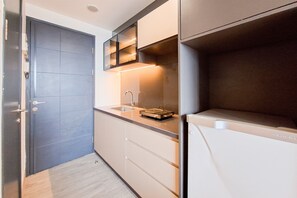 Standard Studio, 1 Bedroom | Private kitchen - Good And Comfy Studio At Collins Boulevard Apartment (Tangerang)