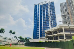 Exterior - Homey Studio Loft Kingland Avenue Apartment (South Tangerang)