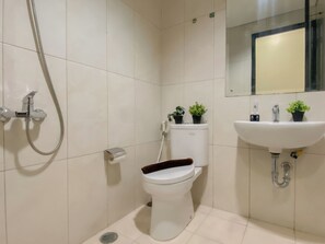 Bathroom - Comfy Studio At Nifarro Park Apartment (Jakarta)
