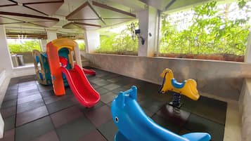 Área de juegos infantiles bajo techo