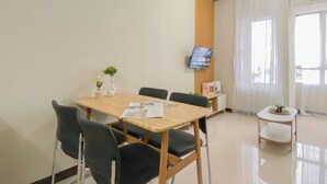 Apartemen Standar, 2 kamar tidur | Ruang makan
