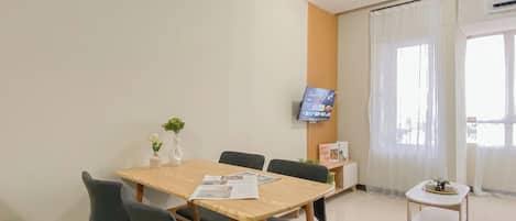 Standard Apartment, 2 Bedrooms | Dining room