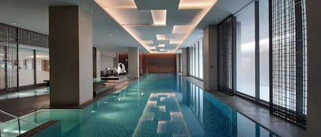 สระว่ายน้ำกลางแจ้ง