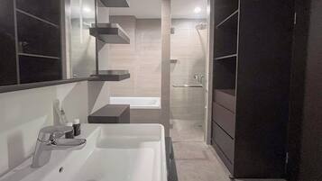 Standard Apartment, 2 Bedrooms | Bathroom