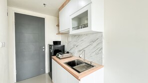 Standard Studio, 1 Bedroom | Private kitchen