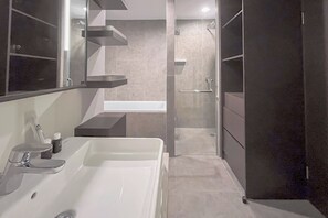 Apartemen Standar, 2 kamar tidur | Kamar mandi