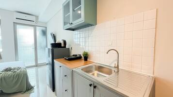 Standard Studio, 1 Bedroom | Private kitchen