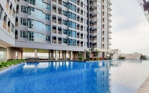 Outdoor pool - Homey Studio At Tamansari Iswara Apartment (Bekasi)