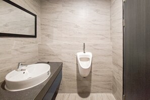Standard Studio, 1 Bedroom | Bathroom - Comfy Dan Warm Studio Soho At Collins Boulevard Apartment (Tangerang)