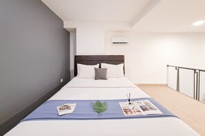 Standard Studio, 1 Bedroom - Comfy Dan Warm Studio Soho At Collins Boulevard Apartment (Tangerang)