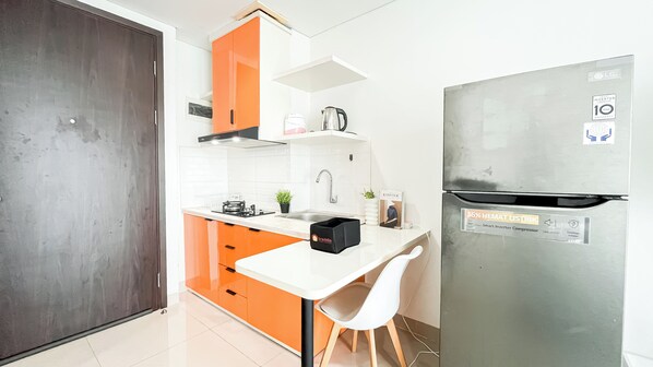 Private kitchen - Contemporary Studio At Apartment Lrt City Bekasi (Bekasi)