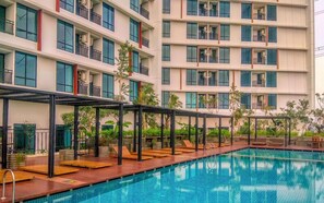 Outdoor pool - Contemporary Studio At Apartment Lrt City Bekasi (Bekasi)