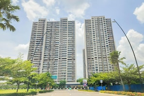 Exterior - Comfortable Studio At Apartment Sky House Bsd (Pagedangan)