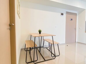 Apartemen Standar, 2 kamar tidur | Ruang makan