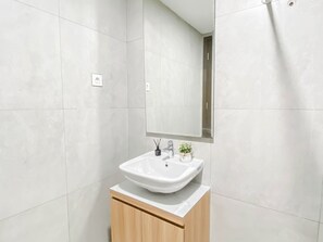 Bathroom - Cozy White Studio At Pollux Chadstone Apartment (Cikarang)