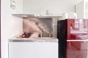 Standard Studio, 1 Bedroom | Private kitchen - Grey Style Studio At Casa De Parco Apartment (Pagedangan)