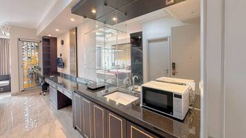 Standard Studio, 1 Bedroom | Private kitchen