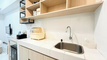 Standard Studio, 1 Bedroom | Private kitchen