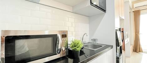 Standard Studio, 1 Bedroom | Private kitchen
