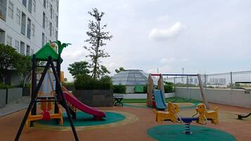 Zona de juegos infantil al aire libre