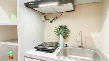 Standard Studio, 1 Bedroom | Private kitchen