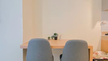 Standard Studio, 1 Bedroom | Dining room