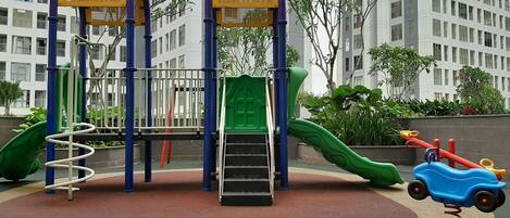 พื้นที่เล่นสำหรับเด็ก - กลางแจ้ง