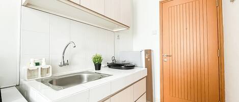 Standard Studio, 1 Bedroom | Private kitchen