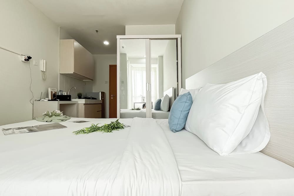 Chic And Sleek Studio At Apartment Cinere Bellevue