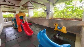 Zona de juegos infantil cubierta