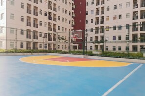 Basketball court - Comfy Warm Tone 1Br At Apartment Bassura City (Jakarta)