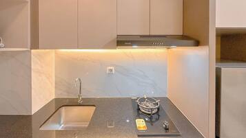 Standard Studio, 1 Bedroom | Private kitchen
