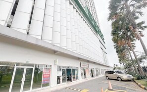 Exterior - Wonderful Design Studio At Bale Hinggil Apartment (Surabaya)