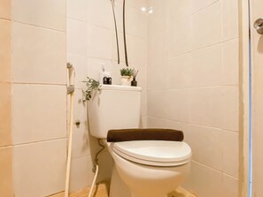Standard Studio, 1 Bedroom | Bathroom - Cozy Living Studio At Apartment Taman Melati Margonda (Depok)