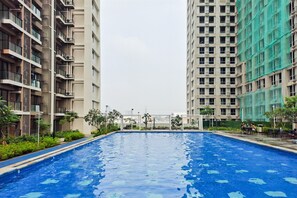 Outdoor pool - Elegant And Comfy 2Br Apartment Sky House Alam Sutera (Tangerang)
