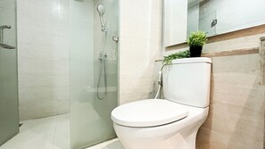 Bathroom - Spacious And Cozy Stay 3Br At Gold Coast Apartment (Jakarta)