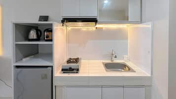 Standard Studio, 1 Bedroom | Private kitchen