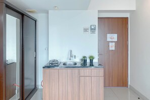 Private kitchen - Modern Look Studio At Apartment Grand Kamala Lagoon (Bekasi)